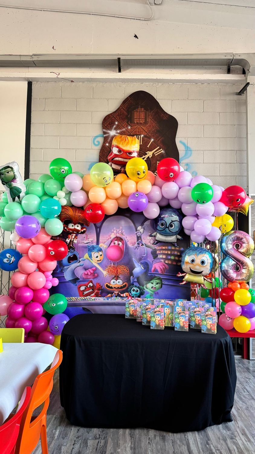 Allestimento a tema Inside Out con arco di palloncini colorati per una festa di compleanno da Pito Pitù