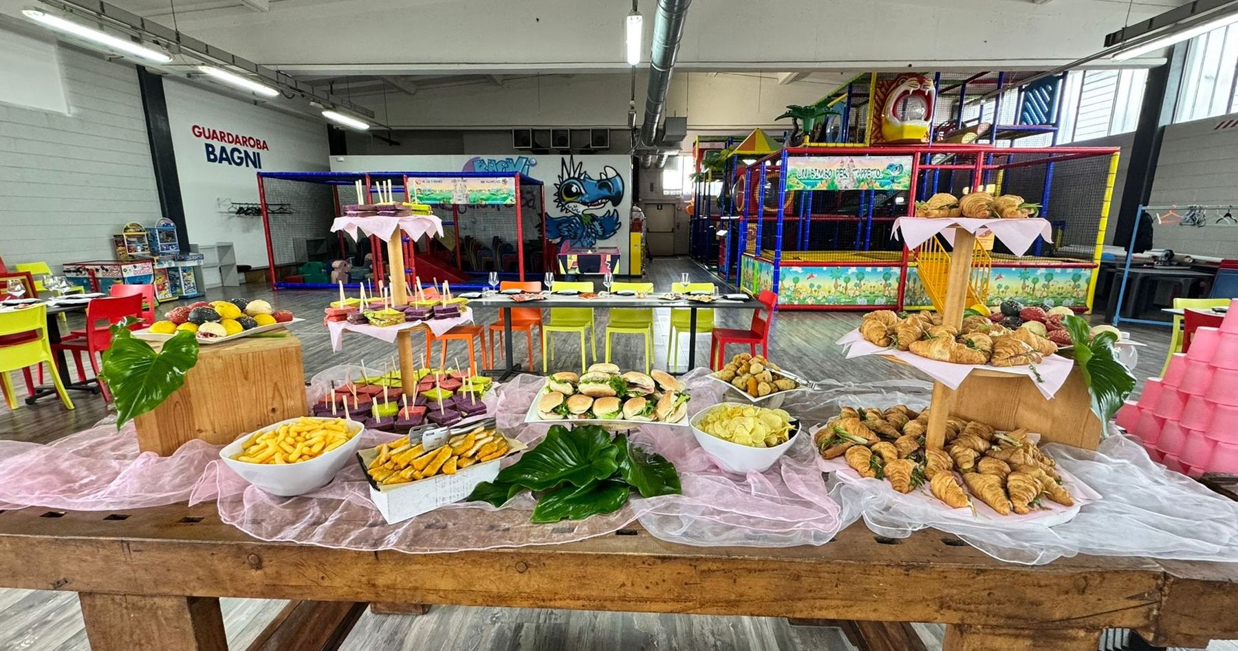 Buffet di benvenuto allestito per una cerimonia da Pito Pitù a Cabiate, con il parco giochi colorato visibile sullo sfondo