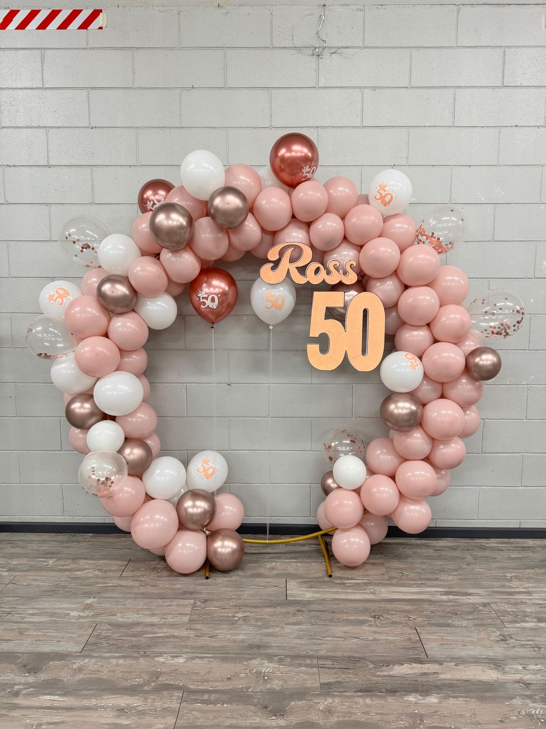 Composizione di palloncini rosa e oro per un cinquantesimo compleanno festeggiato da Pito Pitù a Cabiate