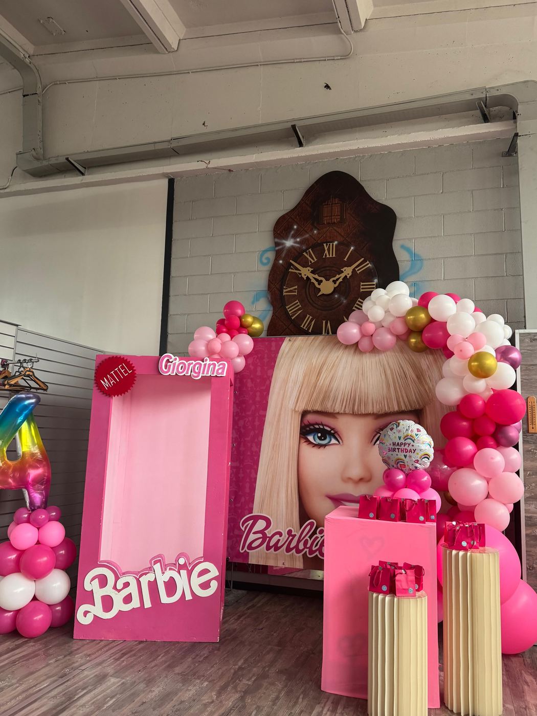 Allestimento a tema Barbie con photo booth e palloncini per una festa di compleanno da Pito Pitù