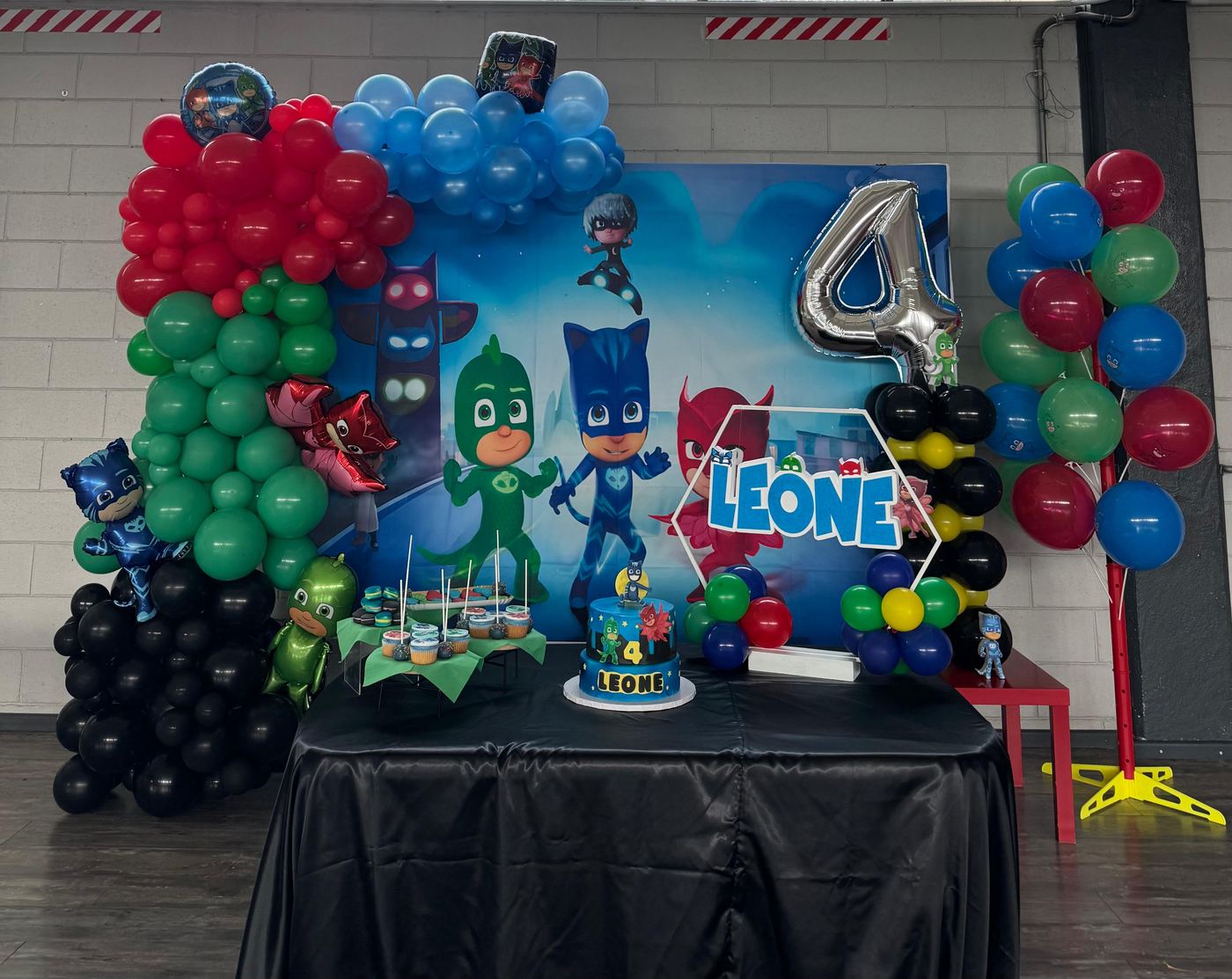 Allestimento a tema PJ Masks con torta e palloncini per un compleanno da Pito Pitù a Cabiate