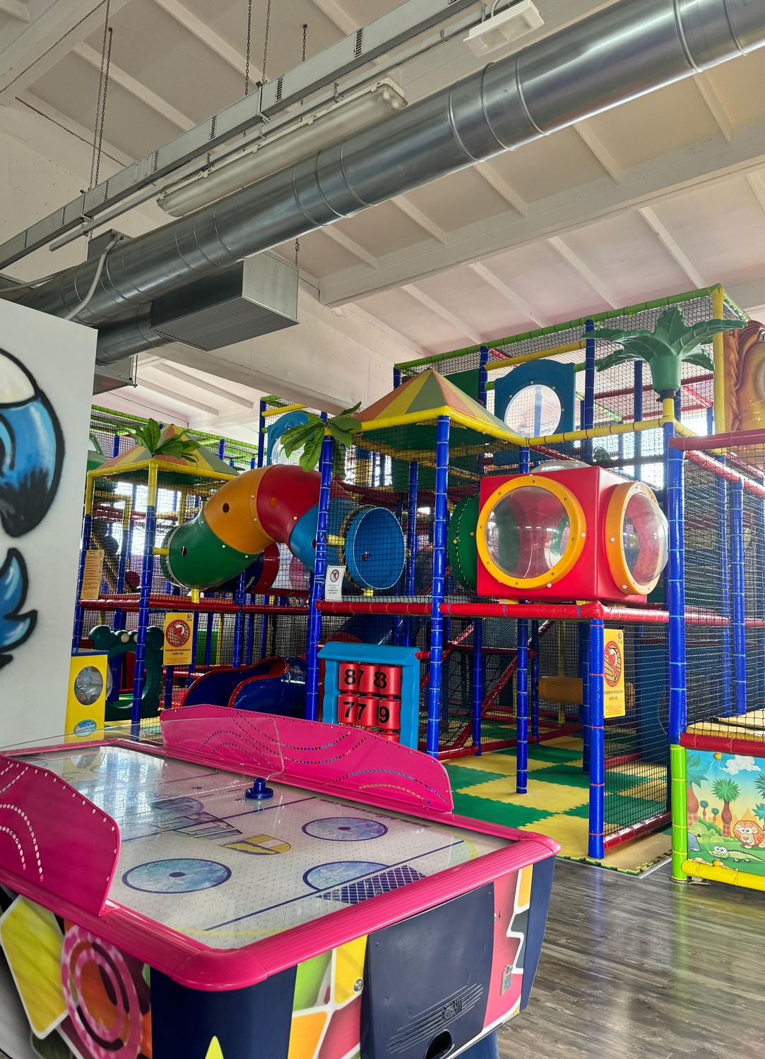 Parco giochi al coperto su 3 piani di Pito Pitù a Cabiate, con il tavolo da air hockey in primo piano