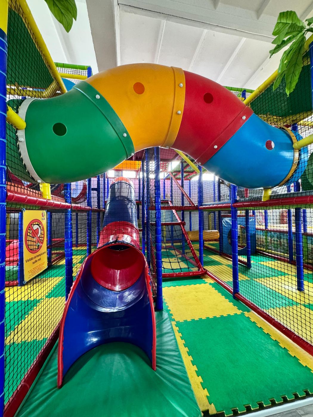 Scivolo a tubo colorato del playground al coperto di Pito Pitù a Cabiate